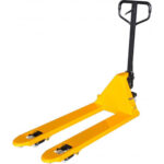 pallet-jack-petromechzw (1) A yellow manual pallet jack with two forked arms and a black handle, used for lifting and moving pallets in warehouses or storage facilities.